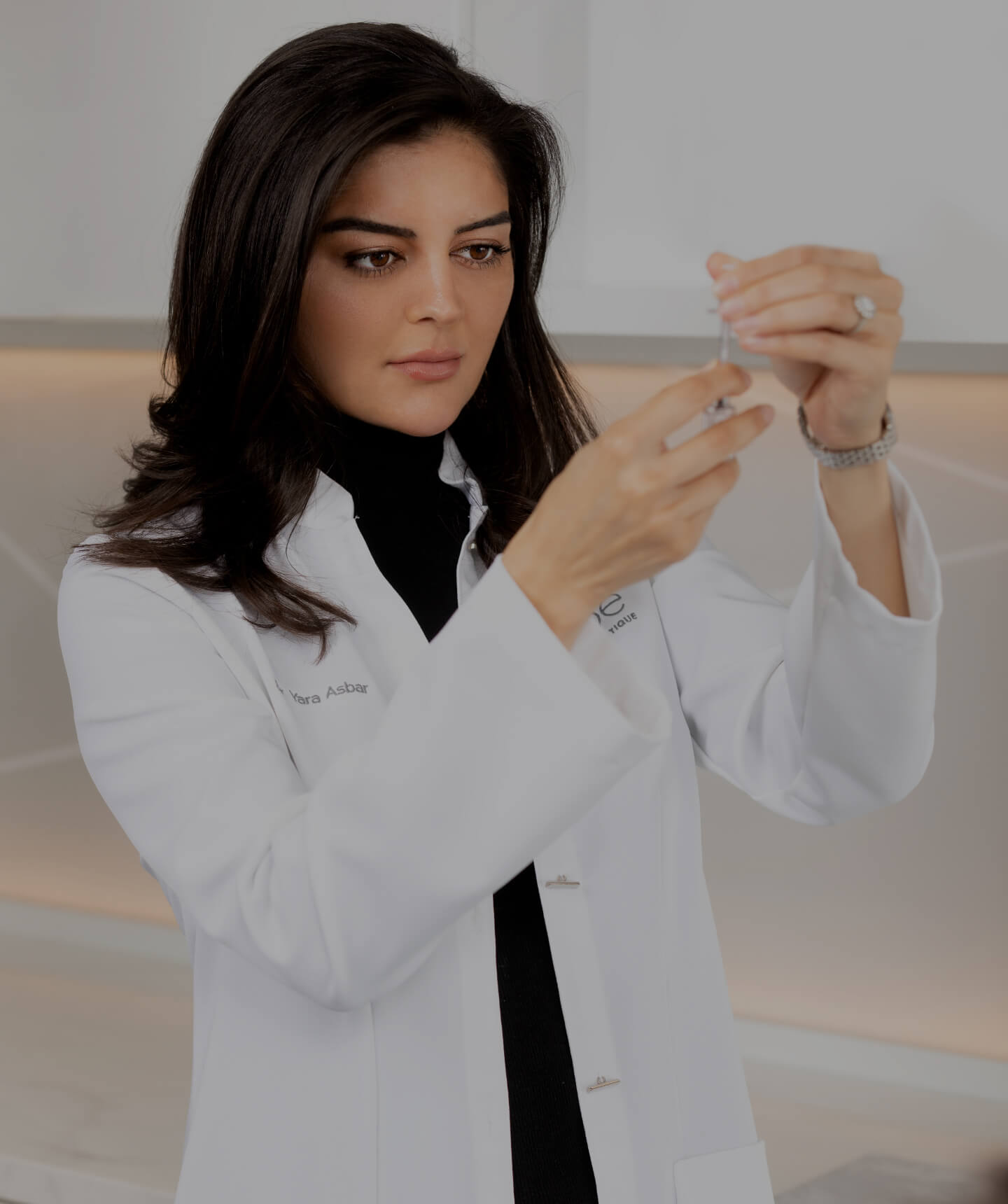 Dre Yara Asbar préparant une seringue d'agents neuromodulateurs avant de recevoir son prochain patient