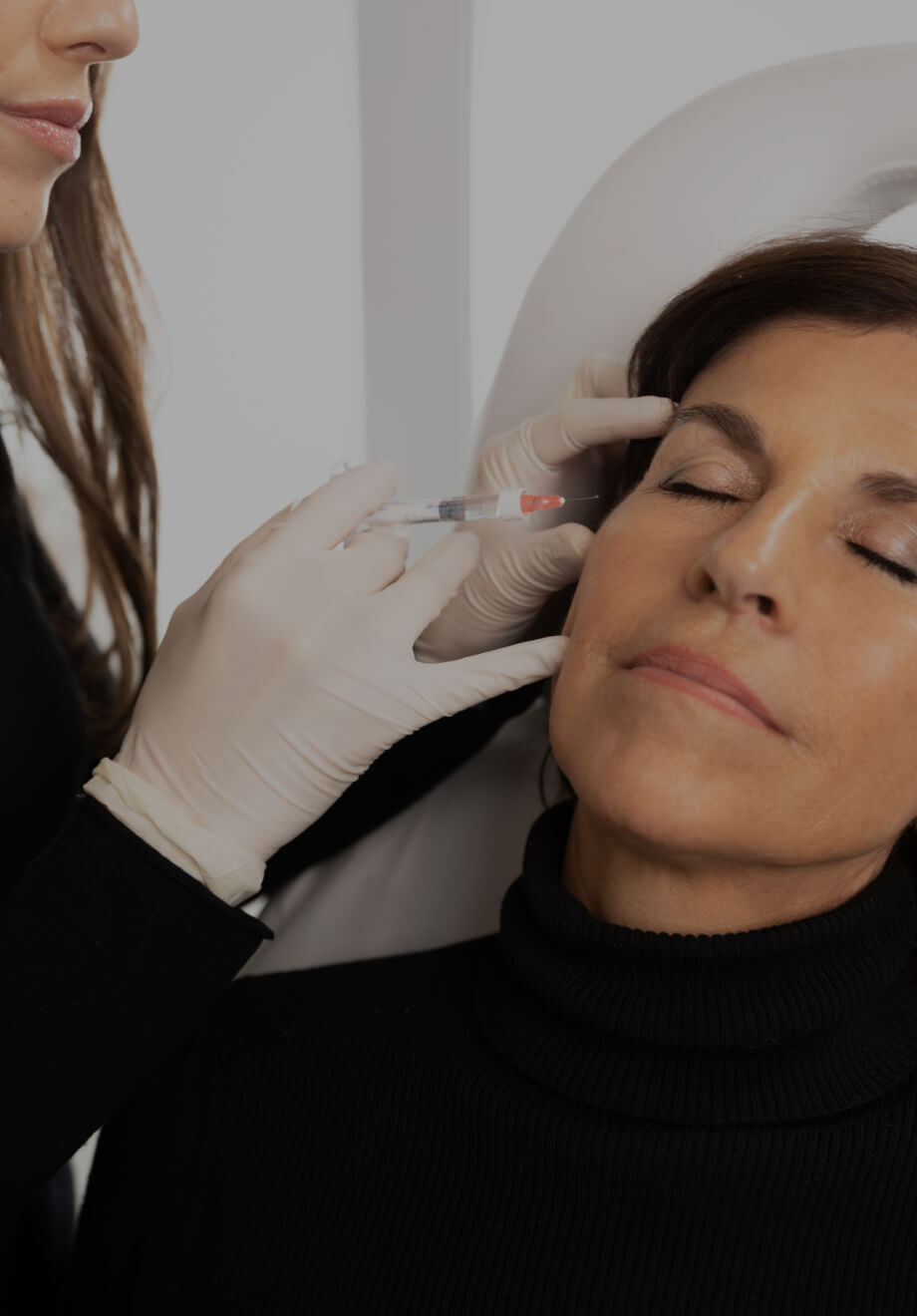 Un médecin de la Clinique Chloé pratiquant des injections de Skinboosters dans le visage d'une patiente