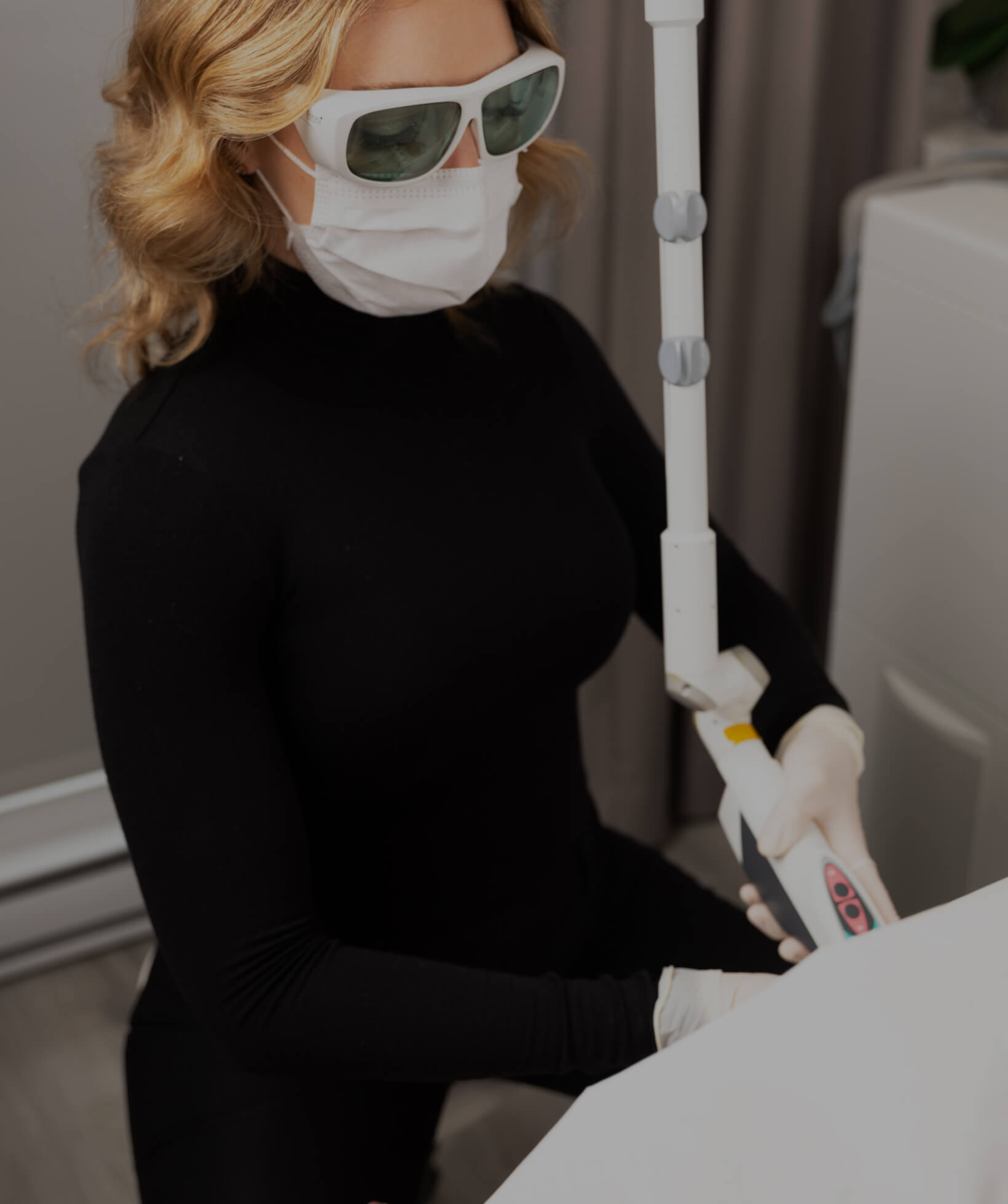 A nurse at Clinique Chloé treating a patient with the Fotona IncontiLase laser for urinary incontinence