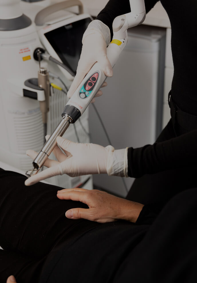 A nurse from Clinique Chloé demonstrating the IntimaLase tip of the Fotona laser to a female patient