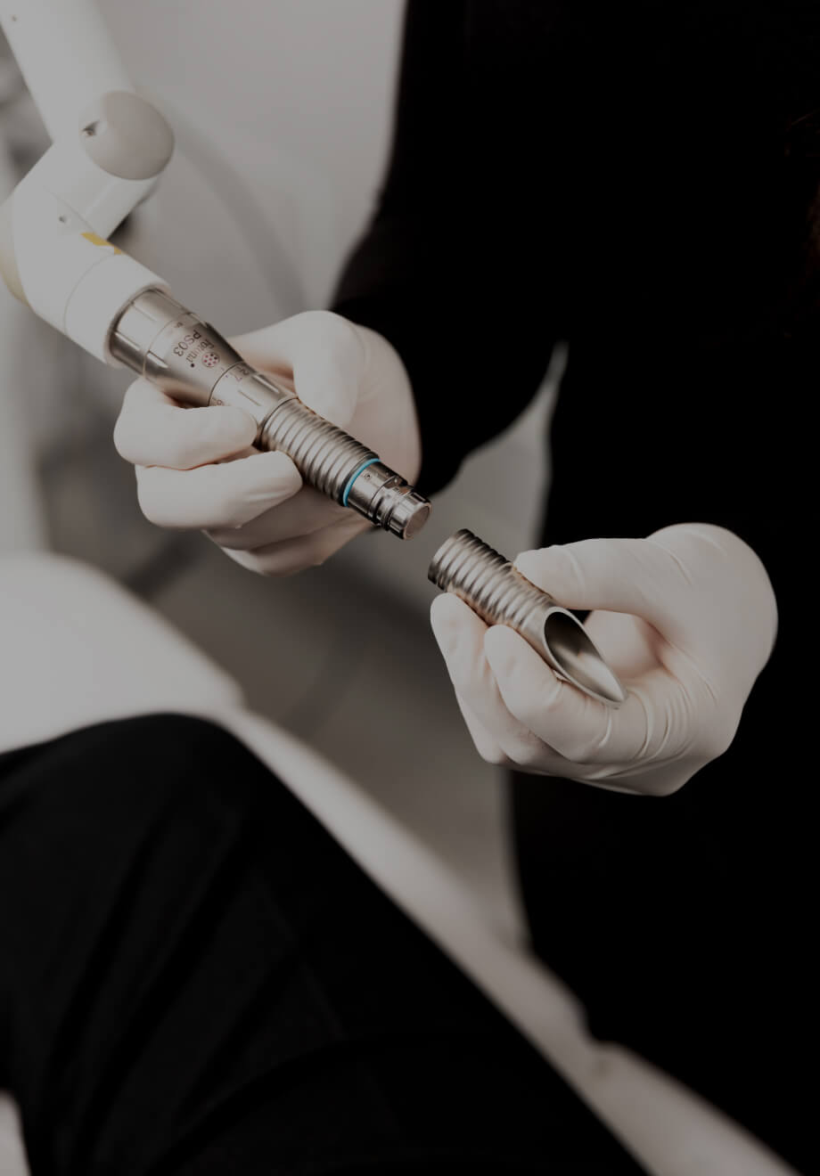 A Clinique Chloé medico-aesthetic technician holding the NightLase laser handpiece and installing a special tip on it