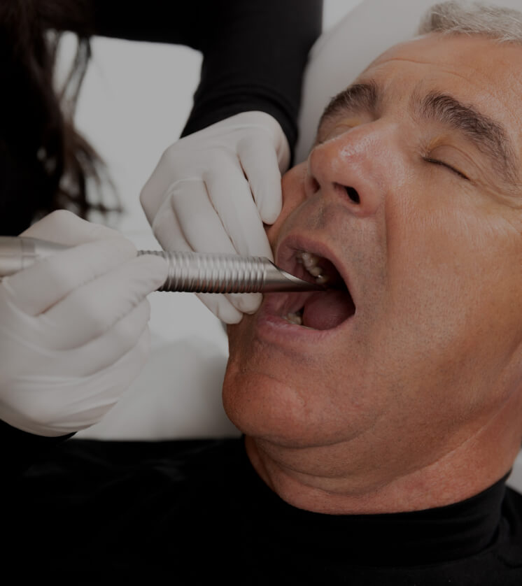 Une technicienne de la Clinique Chloé pratiquant un traitement laser intra-oral NightLase dans la bouche d'un patient
