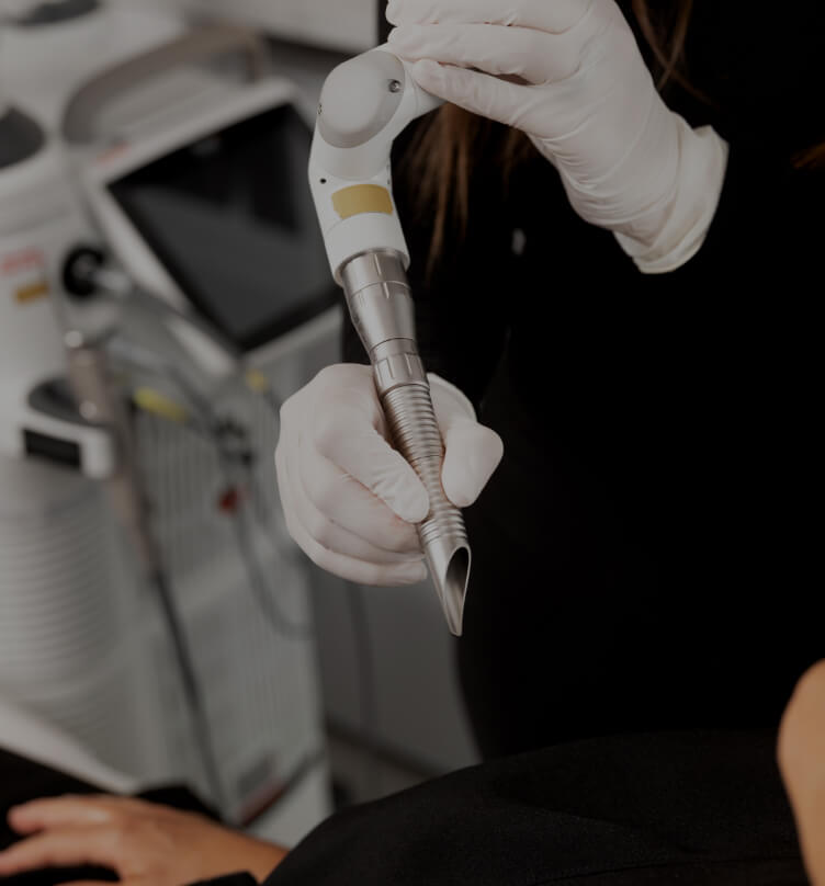 A Clinique Chloé medical aesthetic technician holding the SmoothLiftin laser handpiece near a patient's mouth