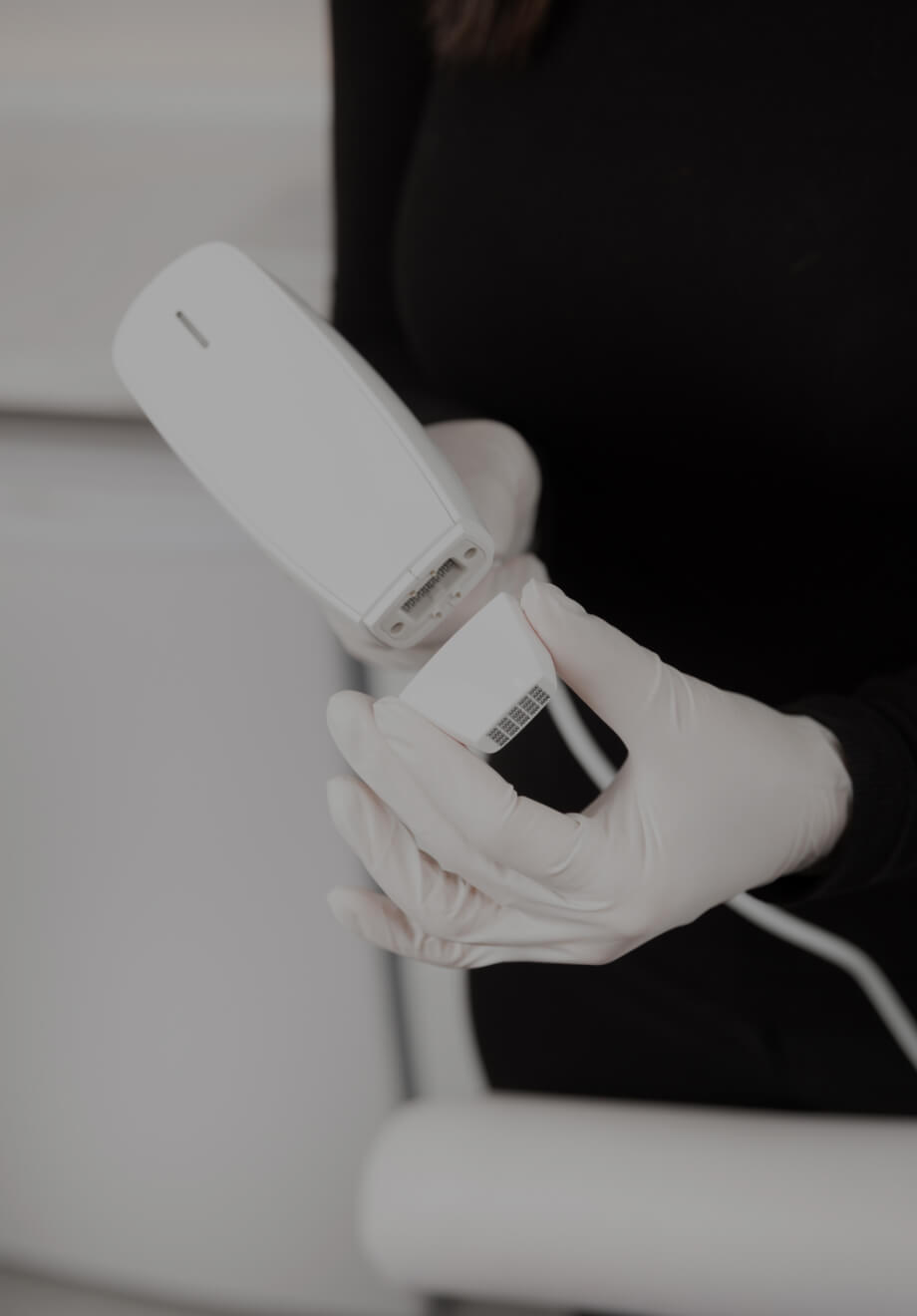 Une technicienne de la Clinique Chloé connectant un embout Venus Viva à la pièce à main de l'appareil médico-esthétique