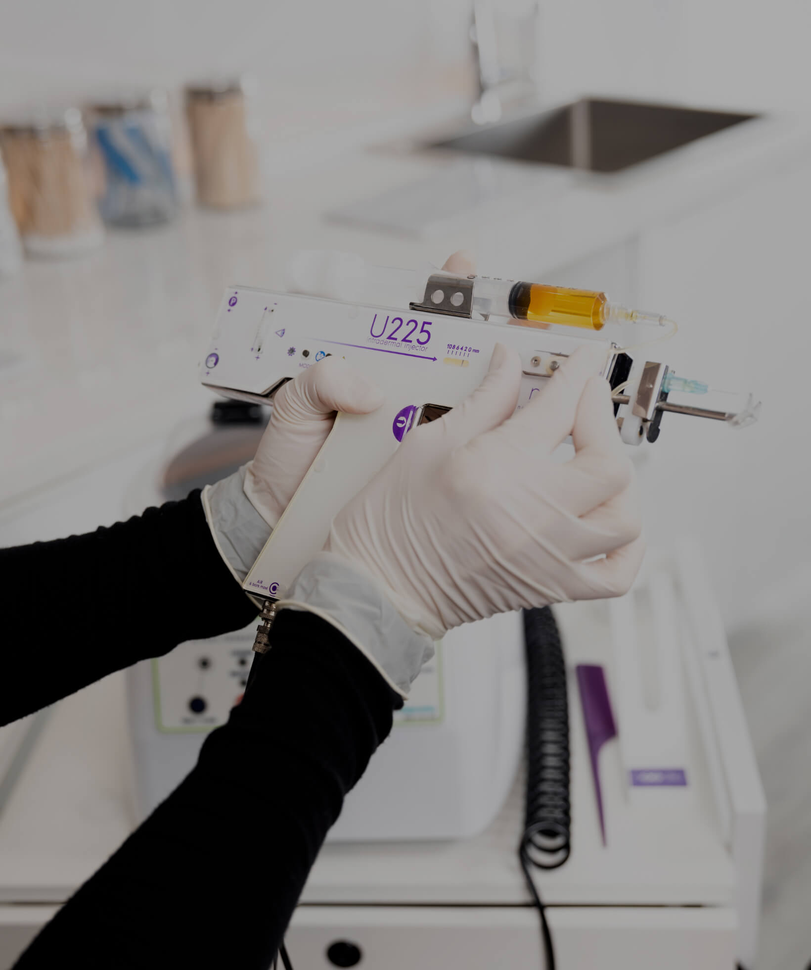 A nurse from Clinique Chloé preparing the device used during a platelet-rich plasma treatment