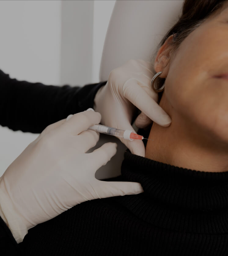 A doctor at Clinique Chloé doing Skinboosters injections into a patient's neck